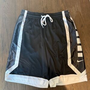 NWT Nike Men's Black and White Basketball Shorts Size Large